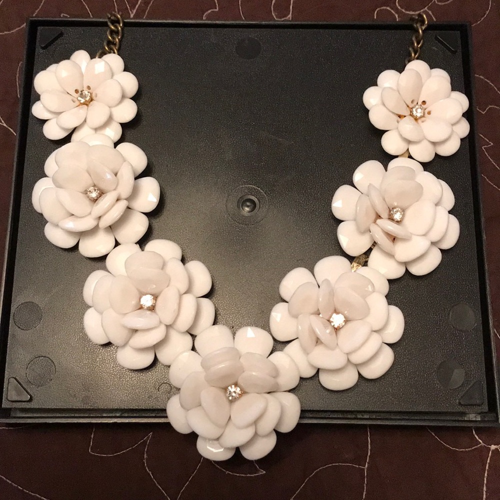 Super cute chunky flower necklace!